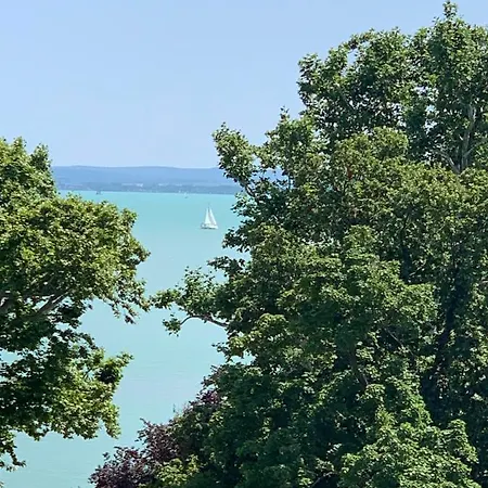 Horvath Villa-gyonyoru, Panoramas Modern Apartman A Balaton Partjan Balatonfured